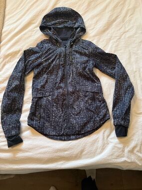 Lululemon Athletica Spring Forward Jacket -Navy Hood zippered in